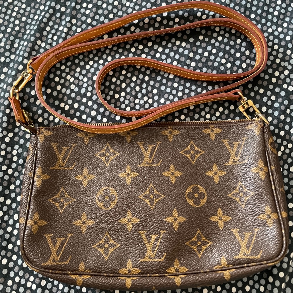 LV Pochette